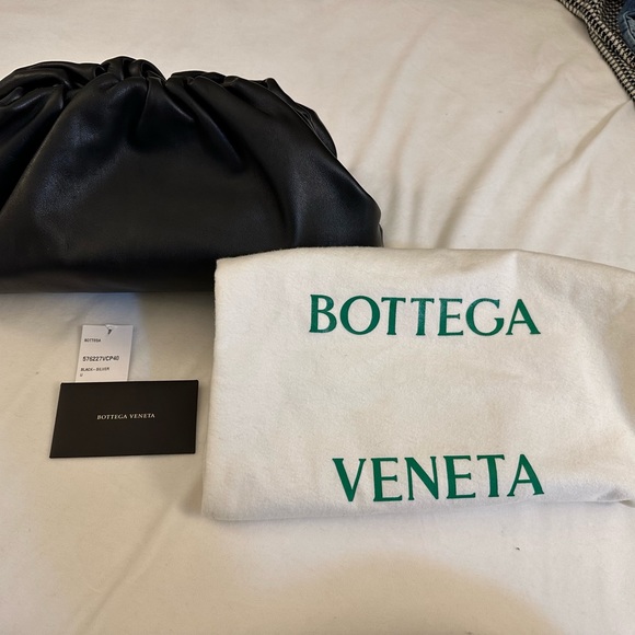 100% authentic Bottega Veneta The Pouch leather clutch. In black. - Picture 7 of 9